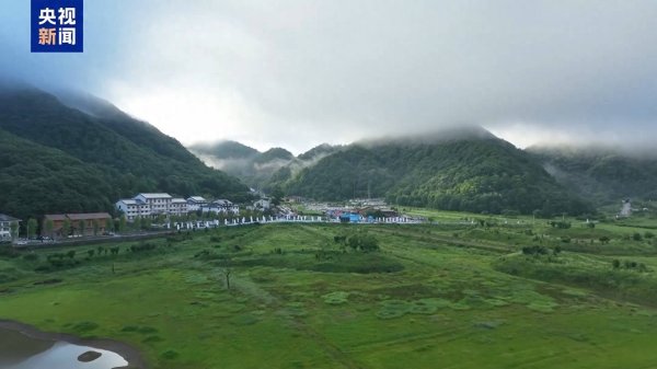 正规配资平台 高温“烤”验催热“清凉经济” 避暑秘境+防晒科技走俏